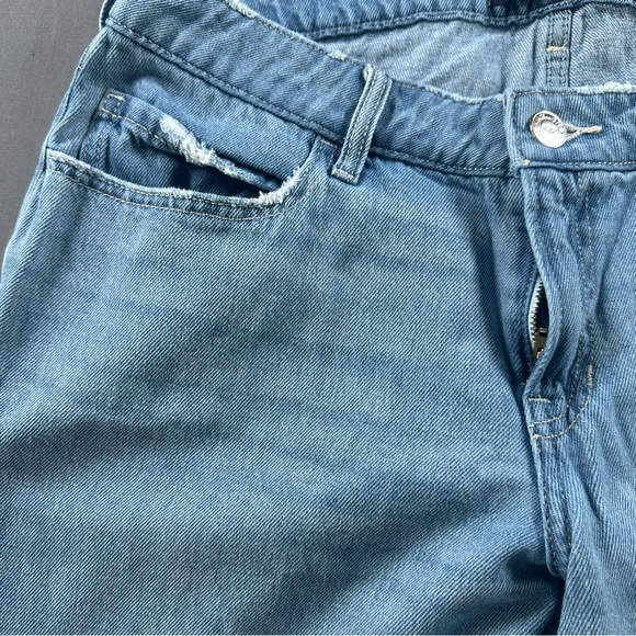 Hollister Low-Rise Medium Wash Baggy Jeans, size 10R, like new condition - Picture 3 of 7